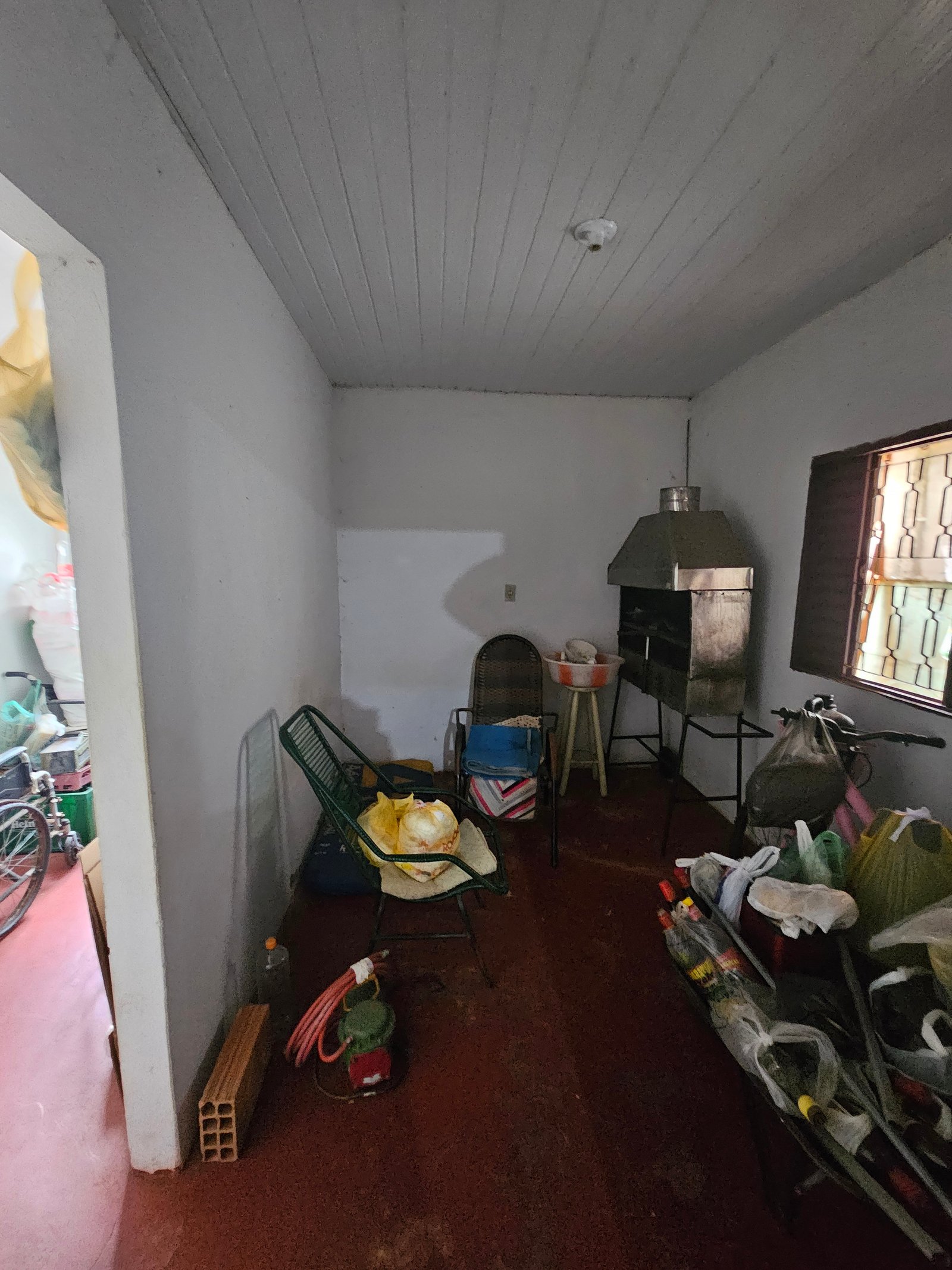 VENDE-SE CASA DE FUNDO NO BAIRRO SÃO FRANCISCO.