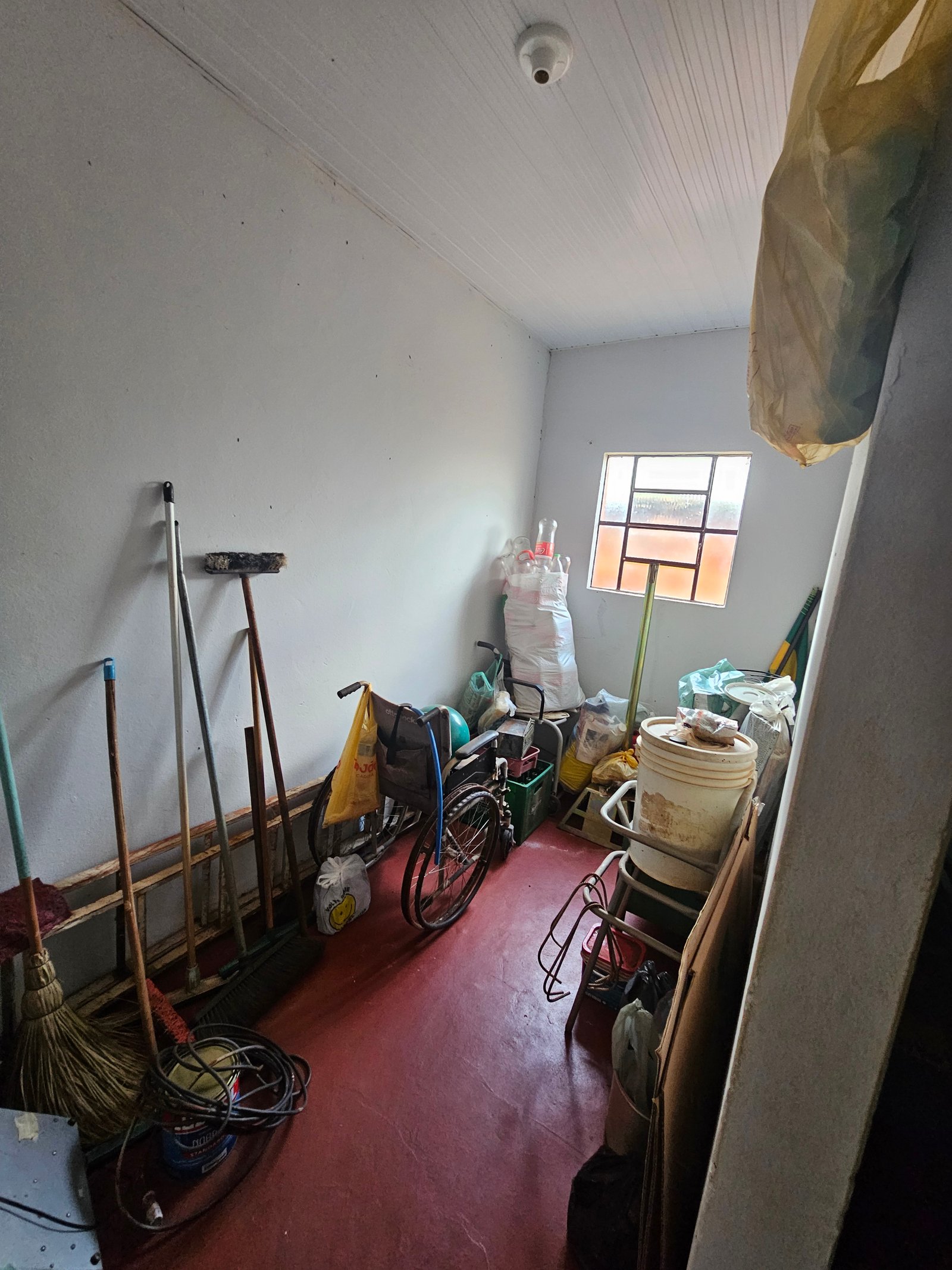 VENDE-SE CASA DE FUNDO NO BAIRRO SÃO FRANCISCO.