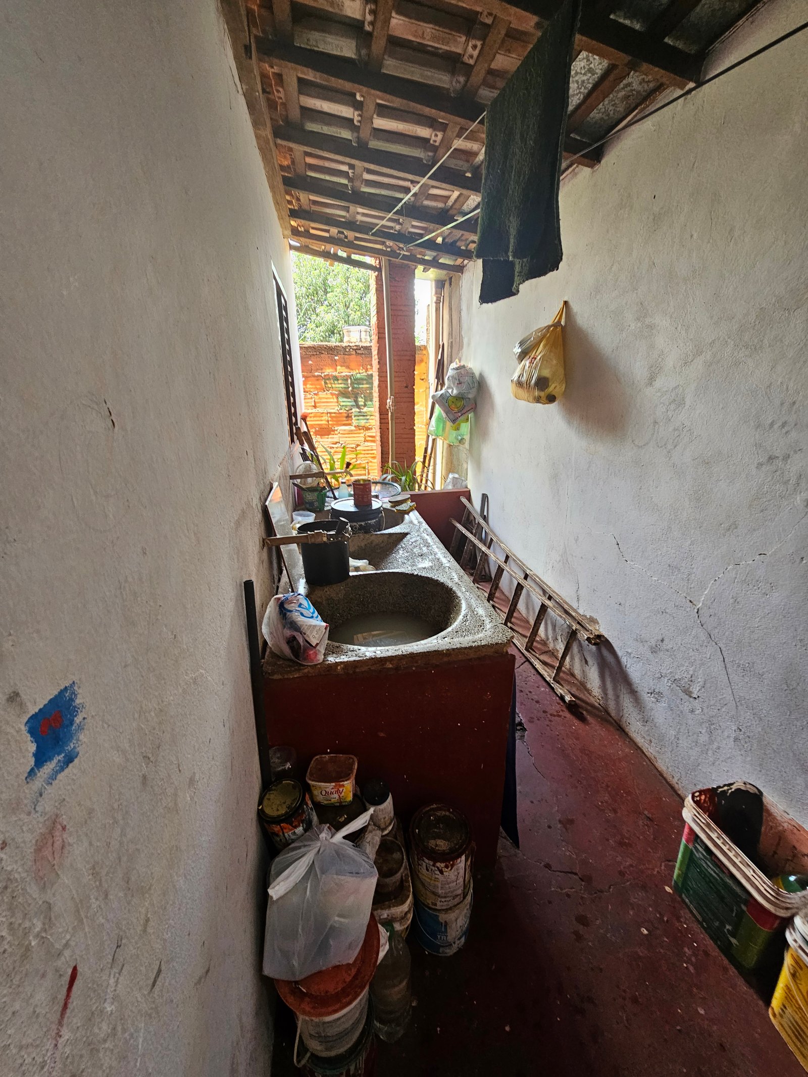VENDE-SE CASA DE FUNDO NO BAIRRO SÃO FRANCISCO.