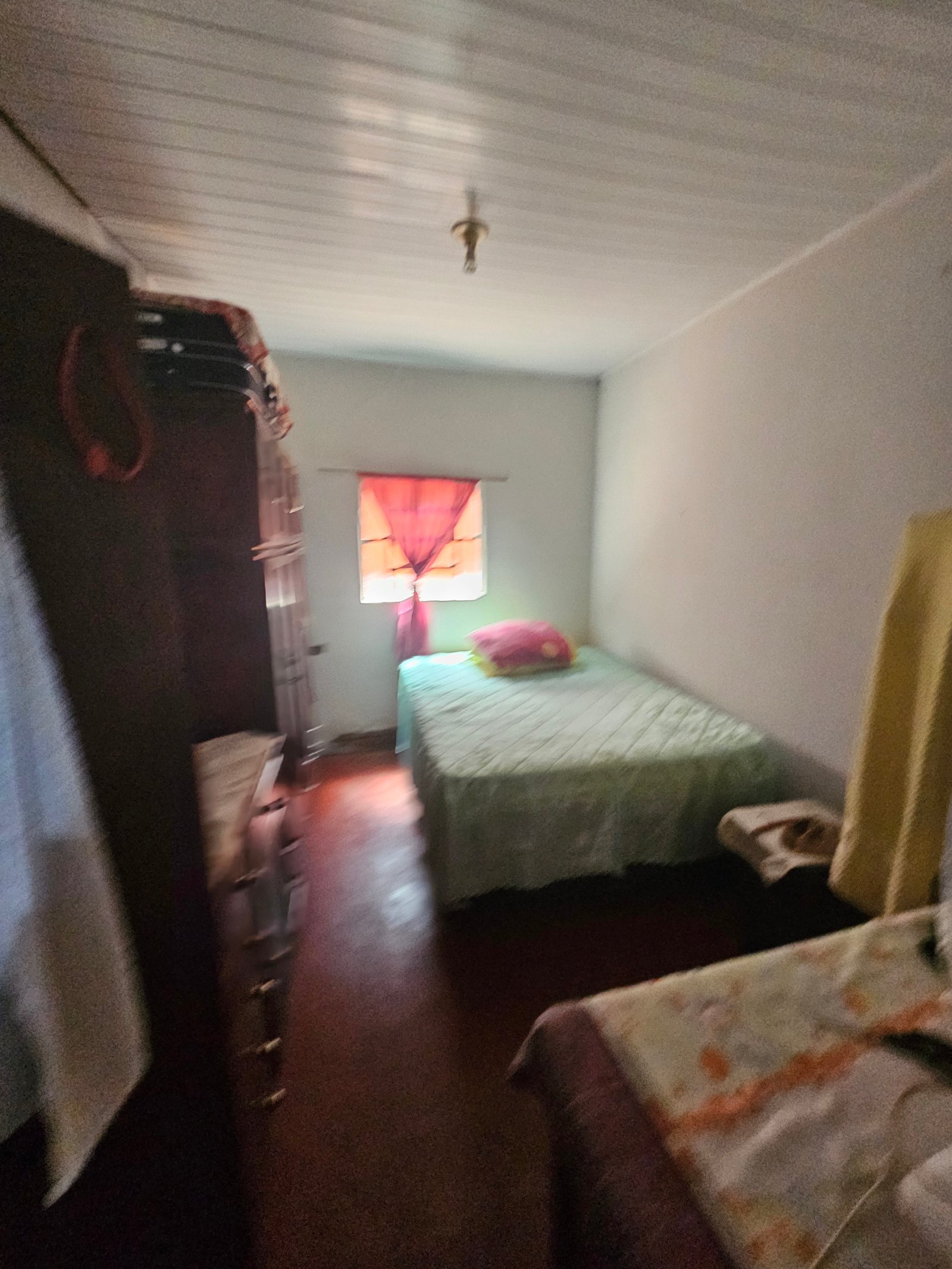 VENDE-SE CASA DE FUNDO NO BAIRRO SÃO FRANCISCO.