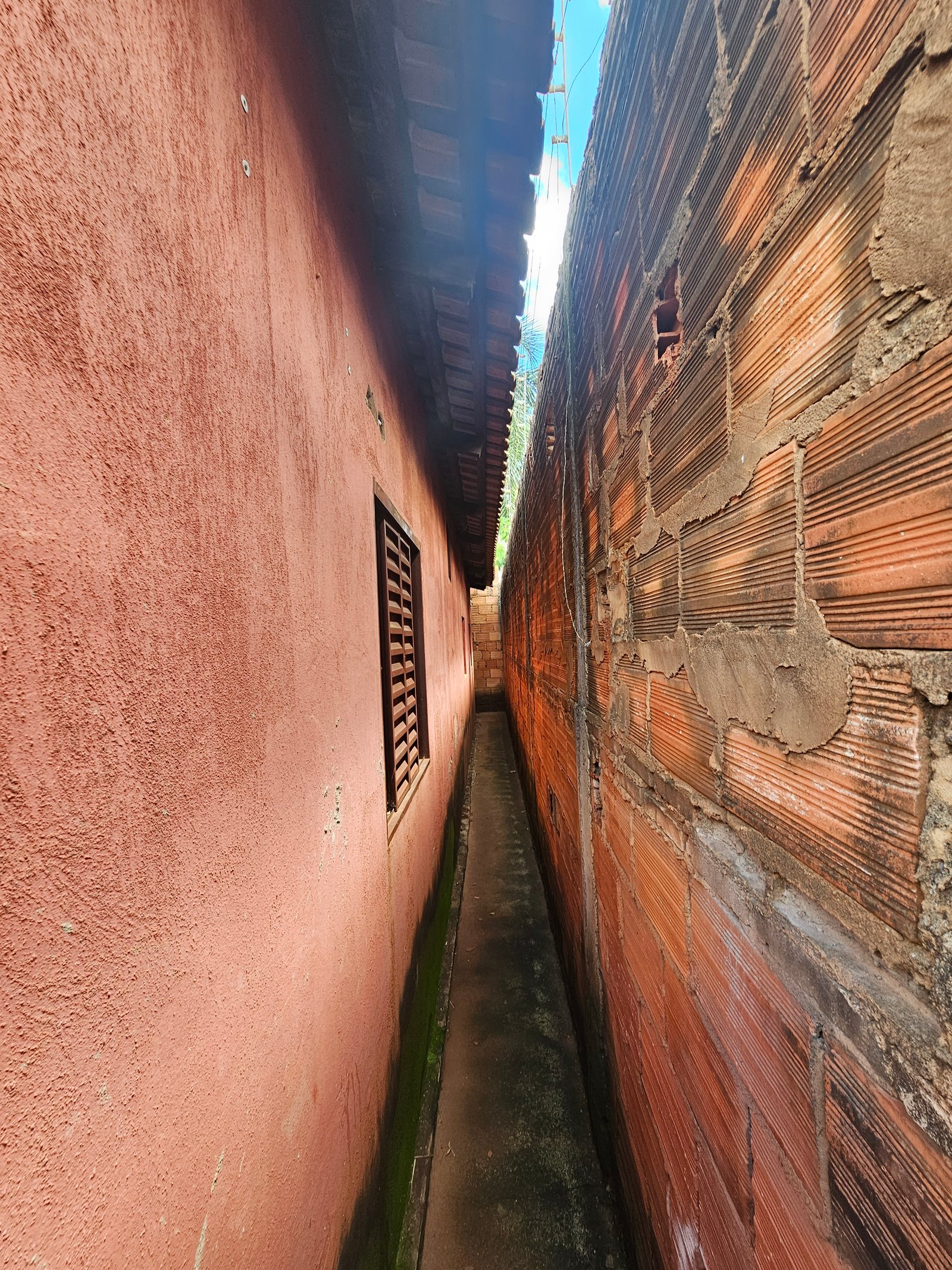 VENDE-SE CASA DE FUNDO NO BAIRRO SÃO FRANCISCO.