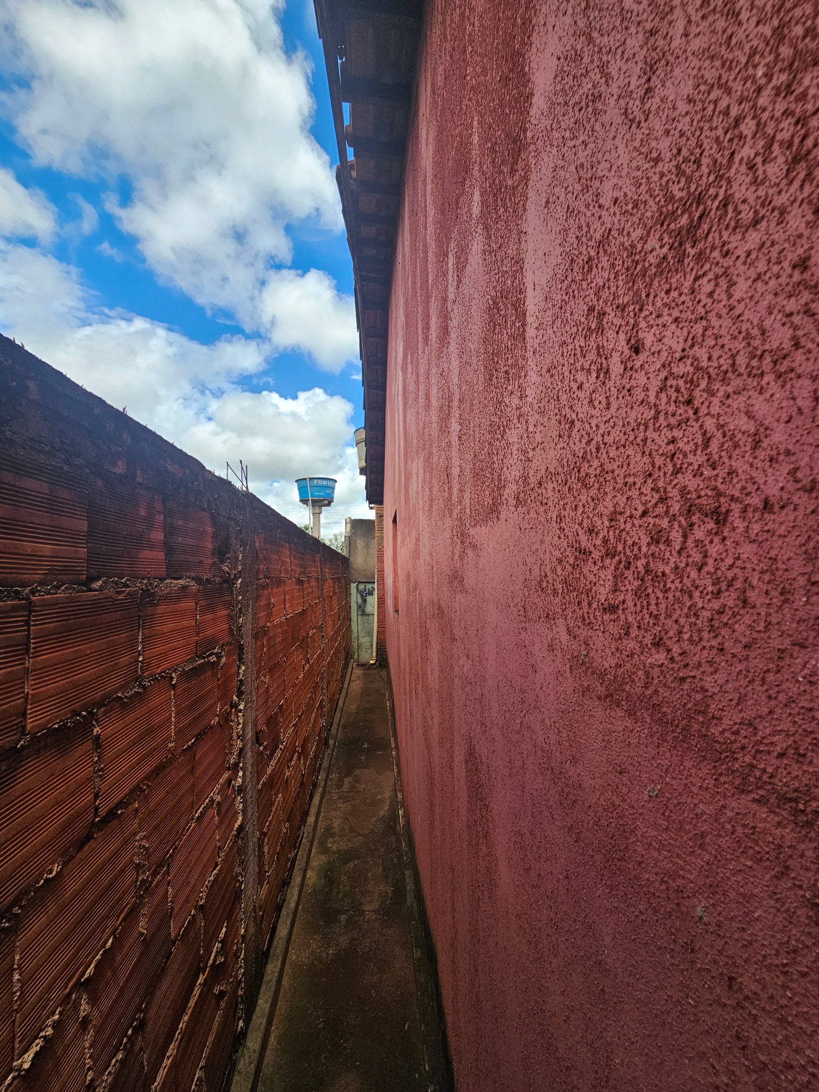 VENDE-SE CASA DE FUNDO NO BAIRRO SÃO FRANCISCO.