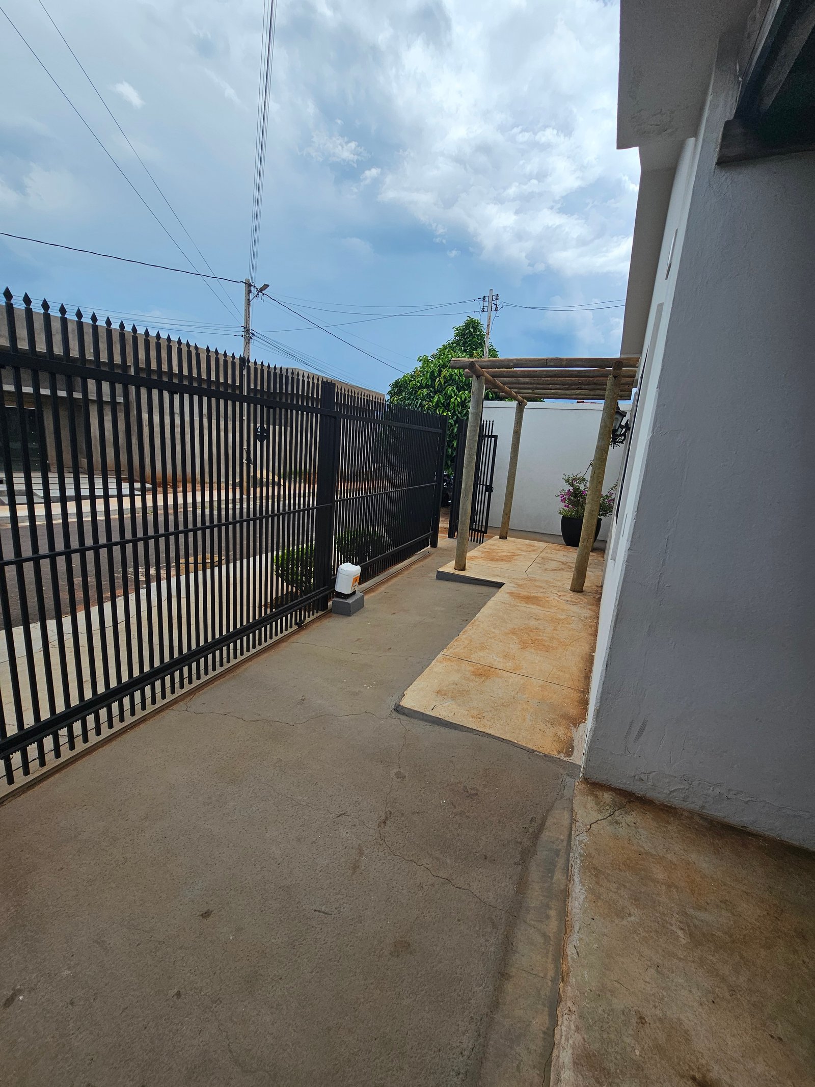 VENDE-SE 2 CASAS NO BAIRRO JARDIM BOM PASTOR.