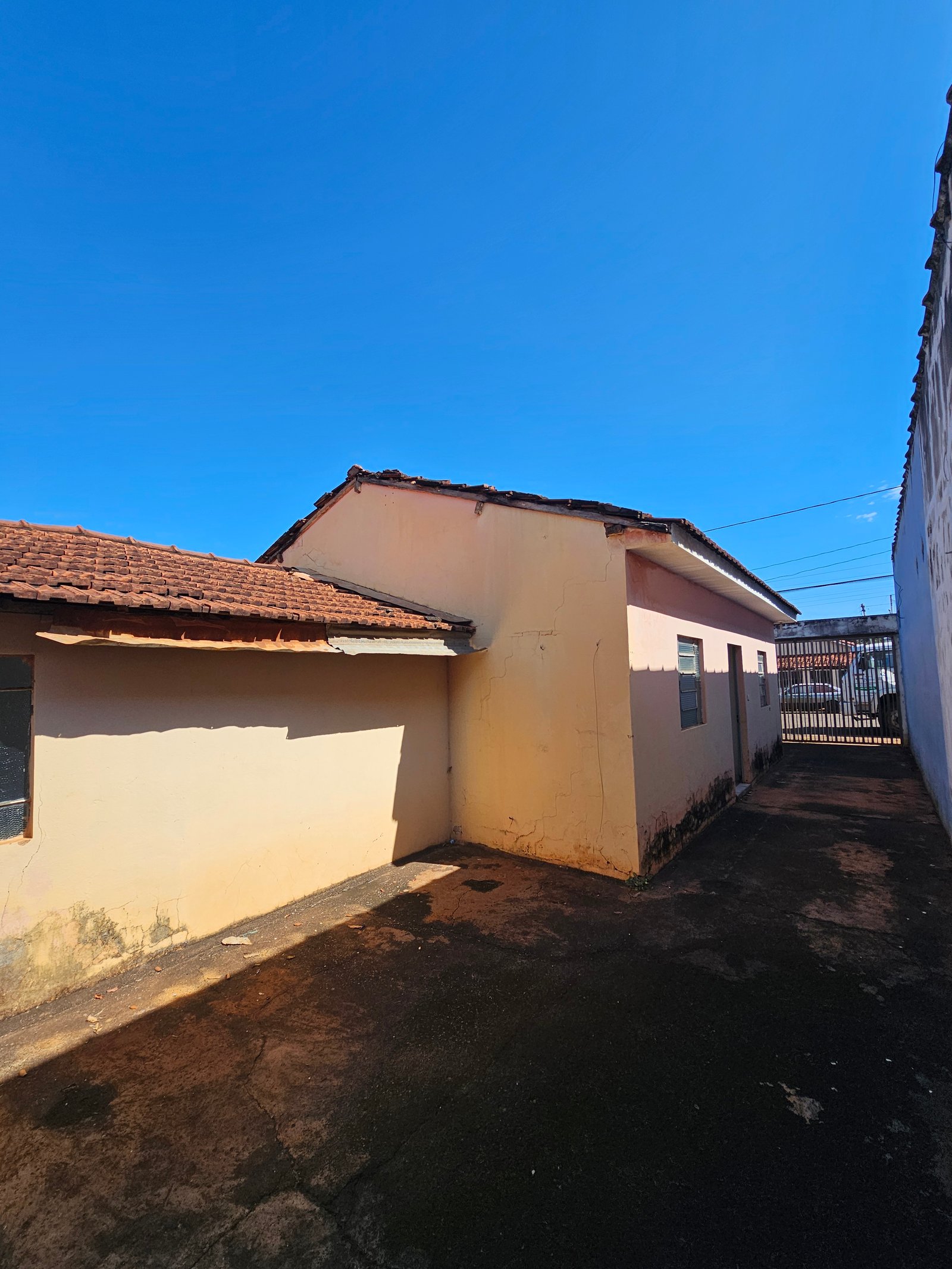 VENDE-SE CASA NO CENTRO – PRÓXIMO DA PREFEITURA