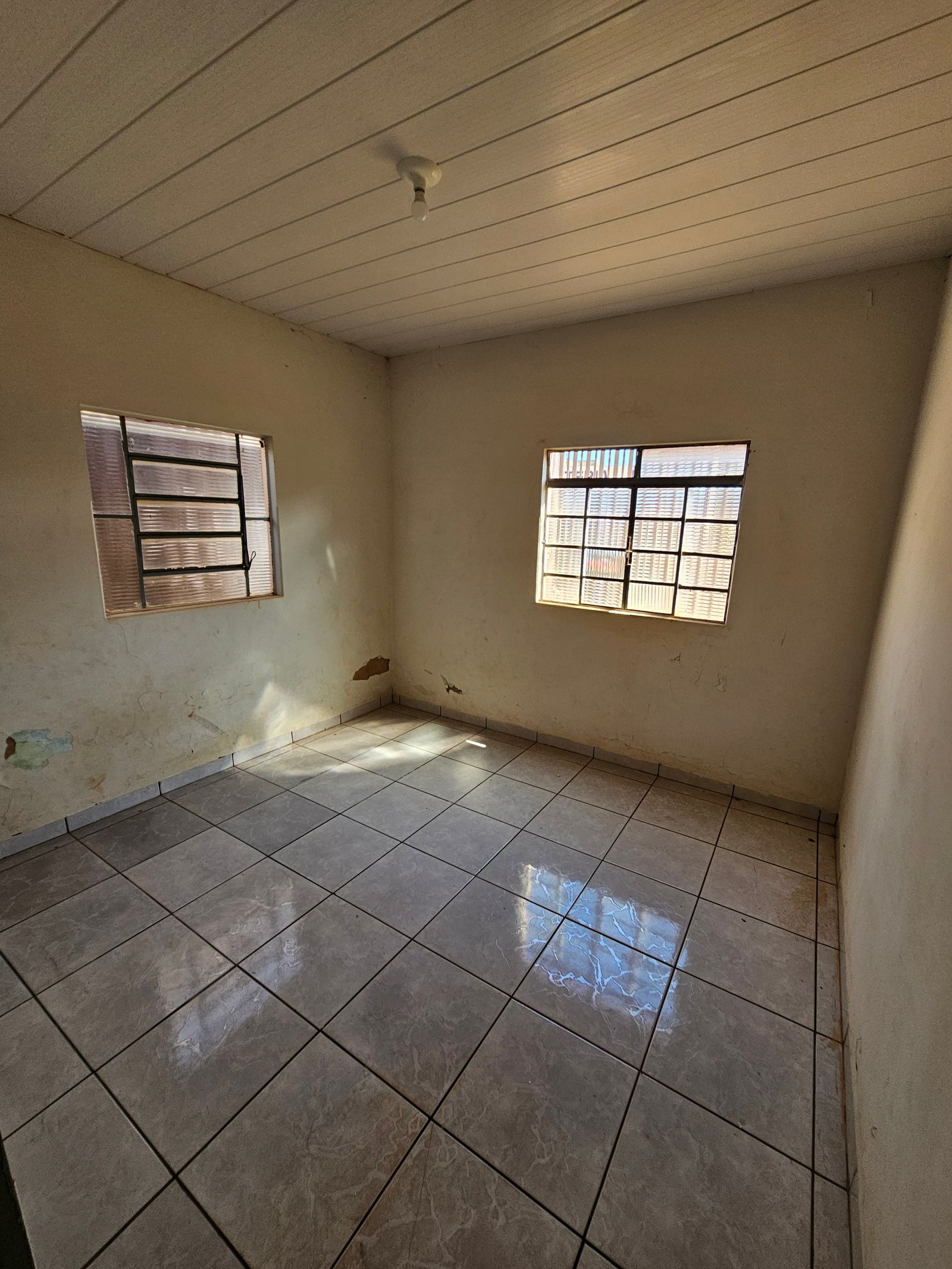 VENDE-SE CASA NO CENTRO – PRÓXIMO DA PREFEITURA