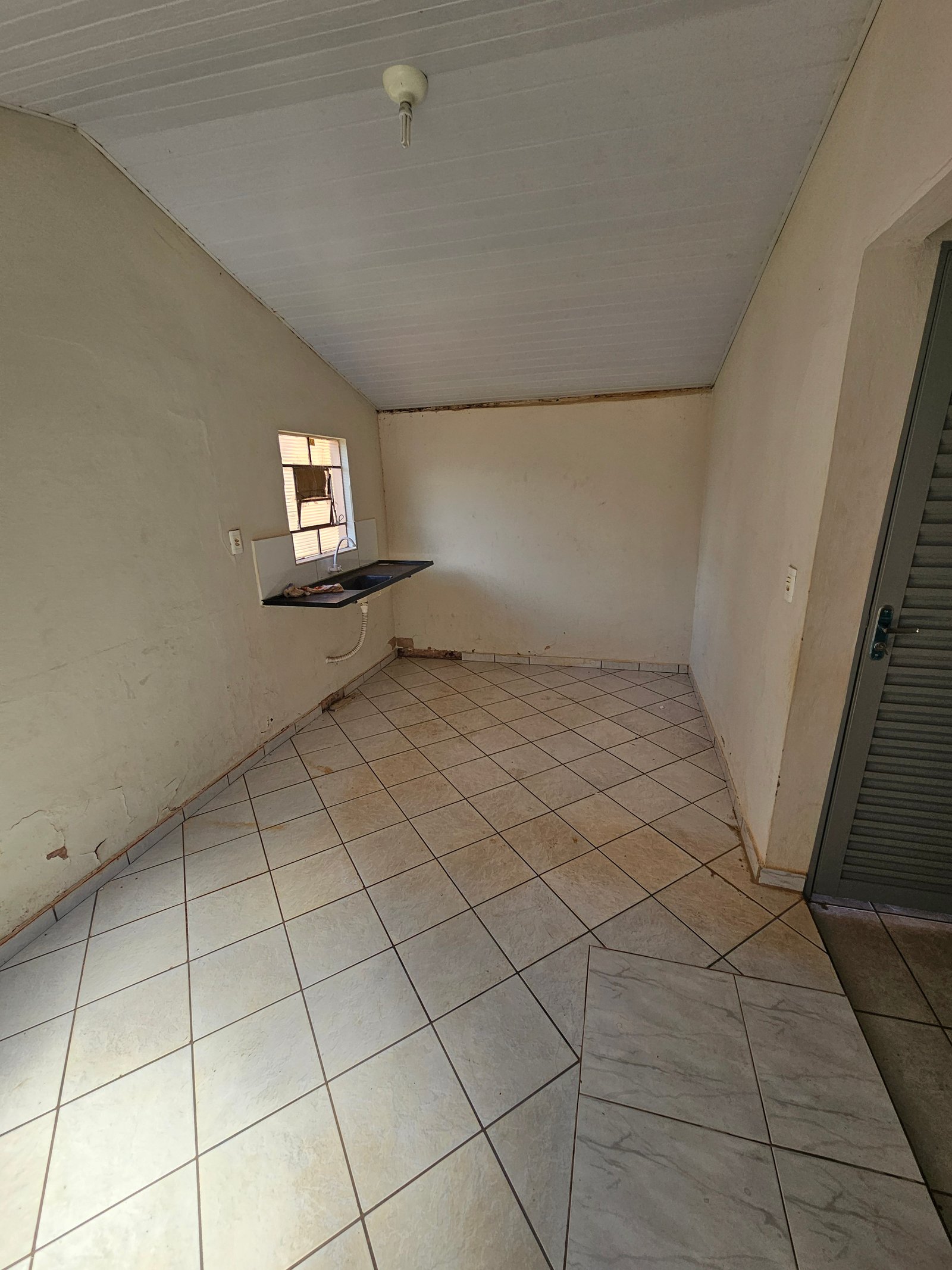 VENDE-SE CASA NO CENTRO – PRÓXIMO DA PREFEITURA
