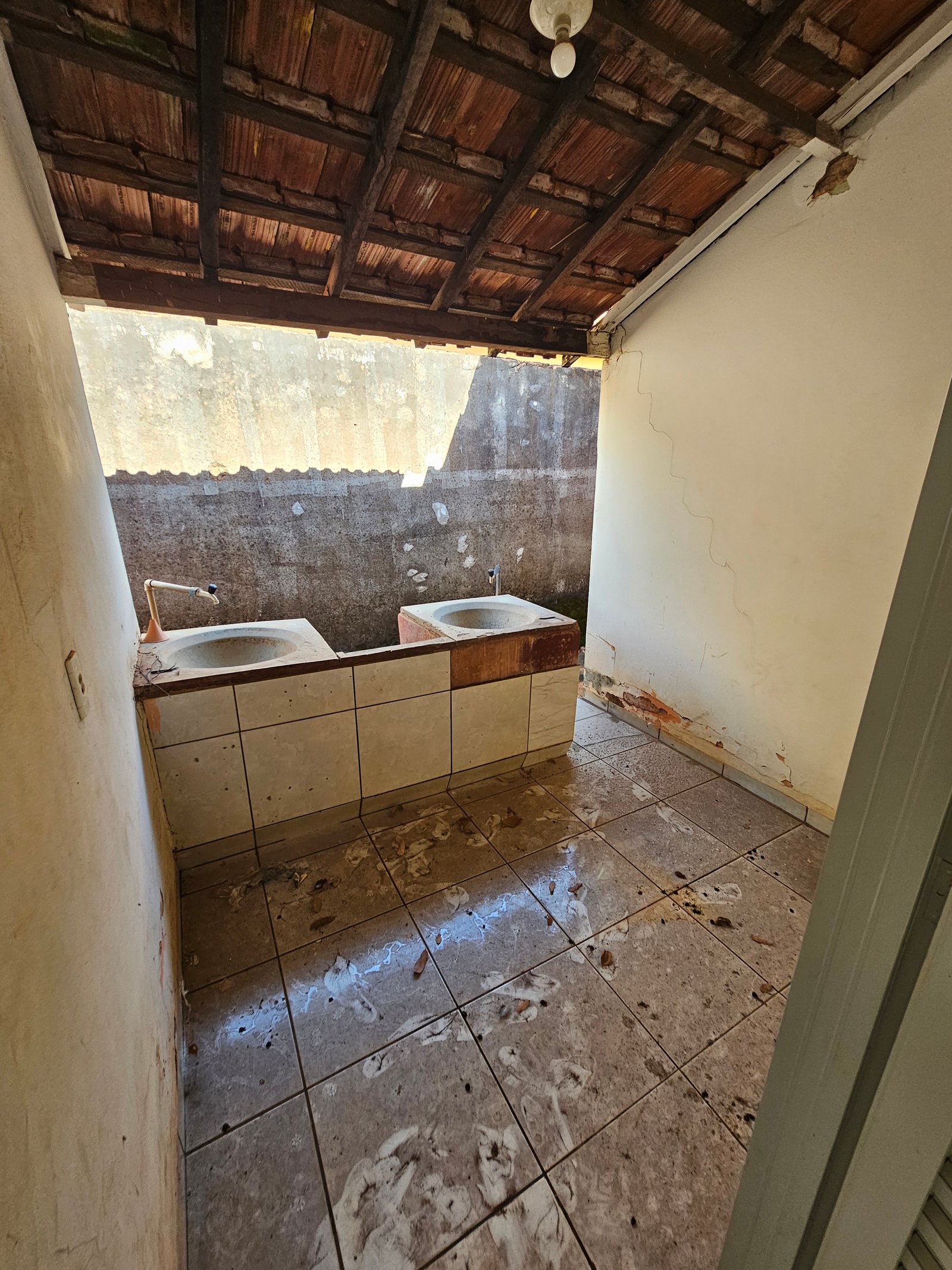 VENDE-SE CASA NO CENTRO – PRÓXIMO DA PREFEITURA